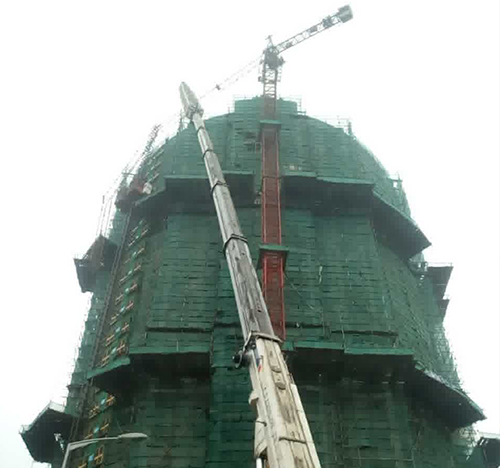 北湖吊车在工地上作业